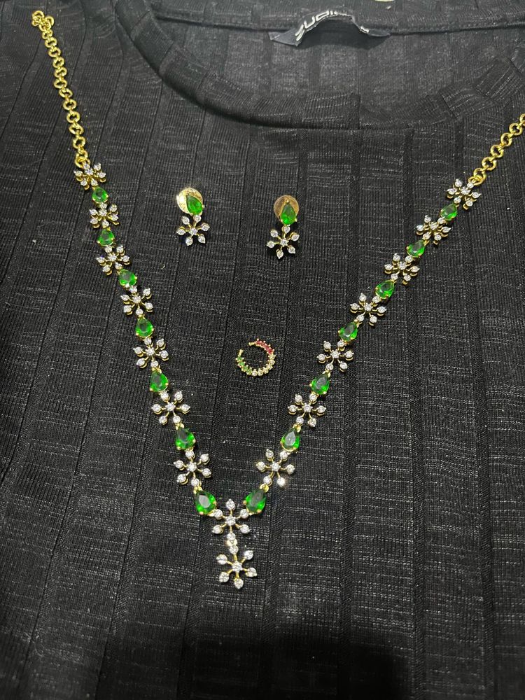Stunning Green &amp; Diamond Necklace Set