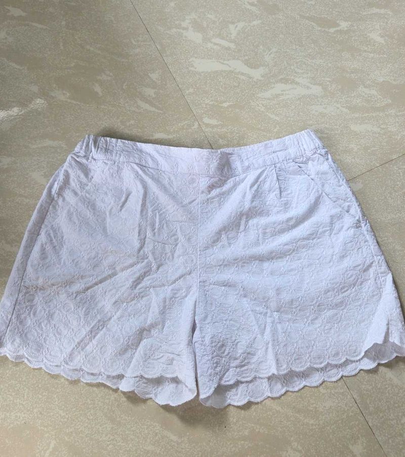 Chic White Embroidered Scalloped Shorts