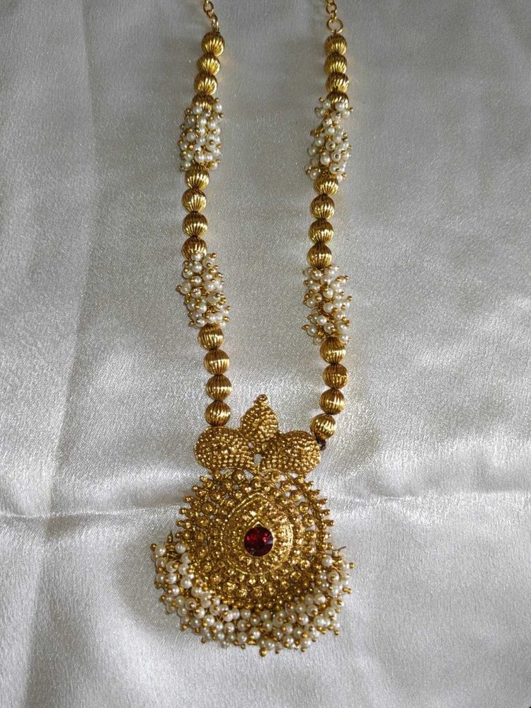 Elegant Gold Necklace with Pearls