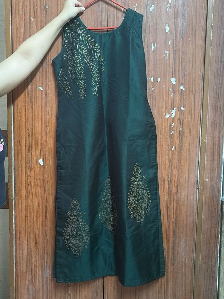 Elegant Emerald Kurta with Gold Embellishments