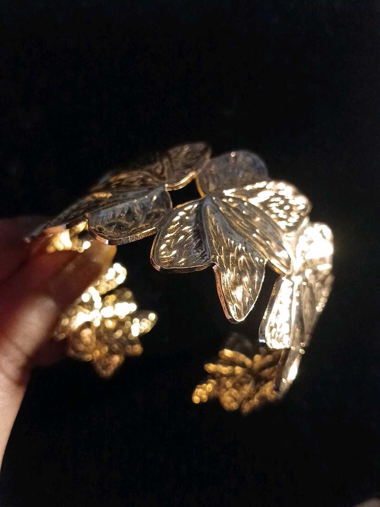 Stunning Gold Tone Leaf Design Bracelet