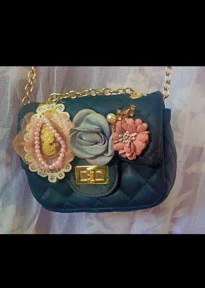 ✨.Sale💫Stylish Sling Bag For Girls With Golden Ch
