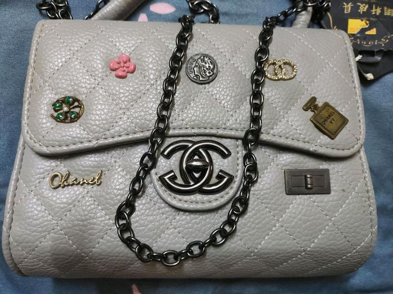 Item-KBG49/BRAND NEW/2 IN ONE/STURDY/Grey Colour Beautiful Handbag with Sling &amp; Handle.
