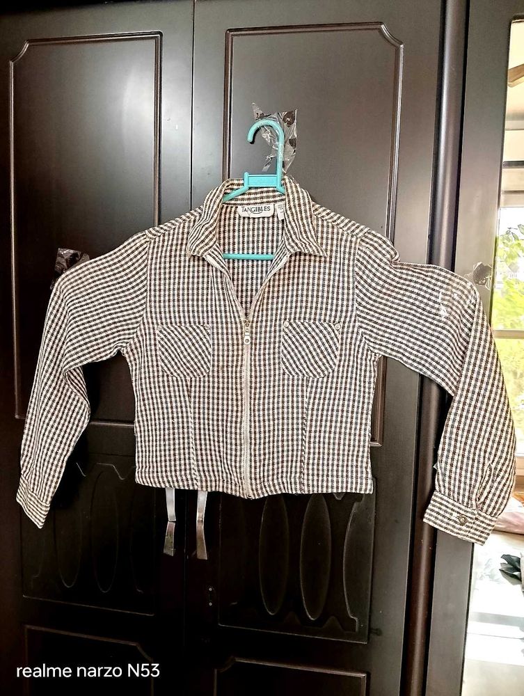 Smart fitted  zipup top/shirt