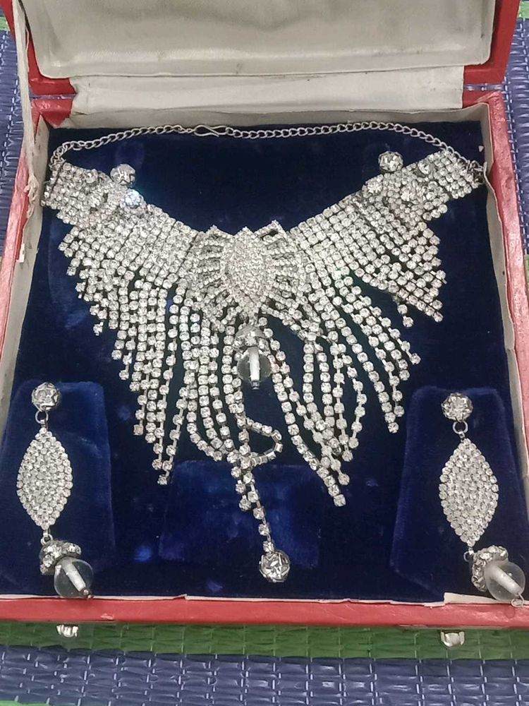 Stunning Rhinestone Necklace &amp; Earrings Set