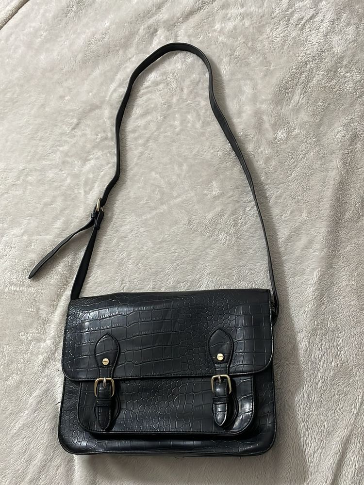 Medium Sling Bag