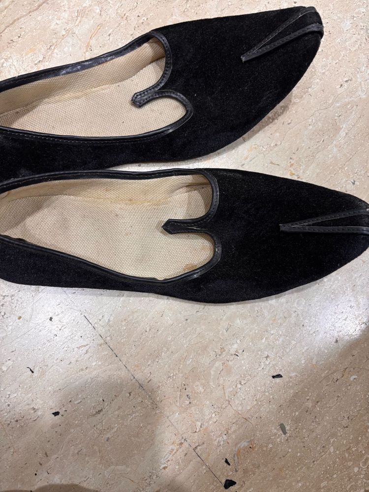 Black Velvet Juttis for Men