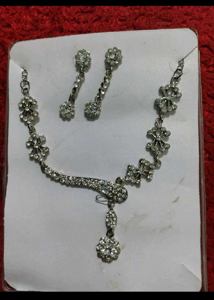 Stunning Rhinestone Necklace &amp; Earring Set