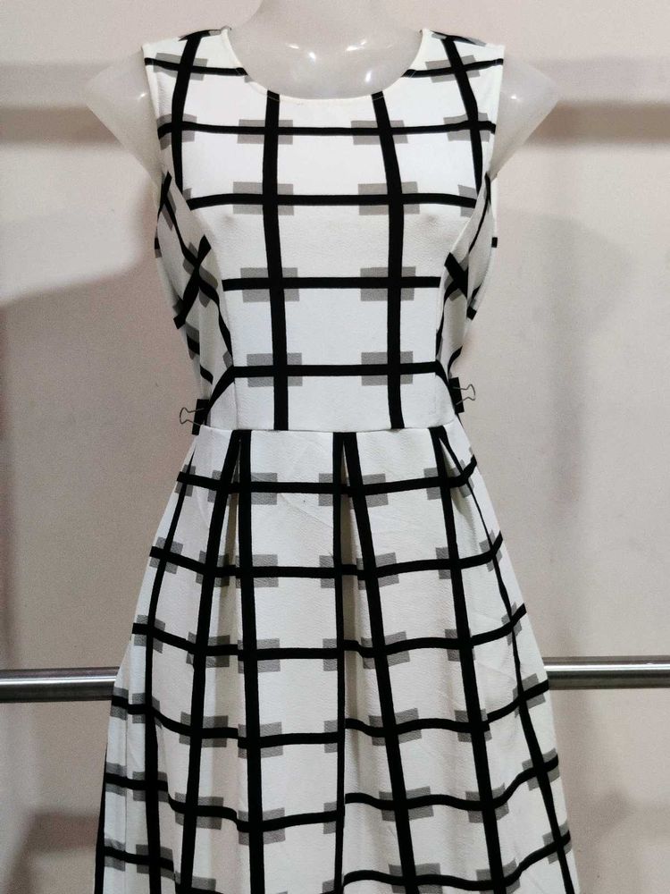 Chic Black &amp; White Checkered Dress