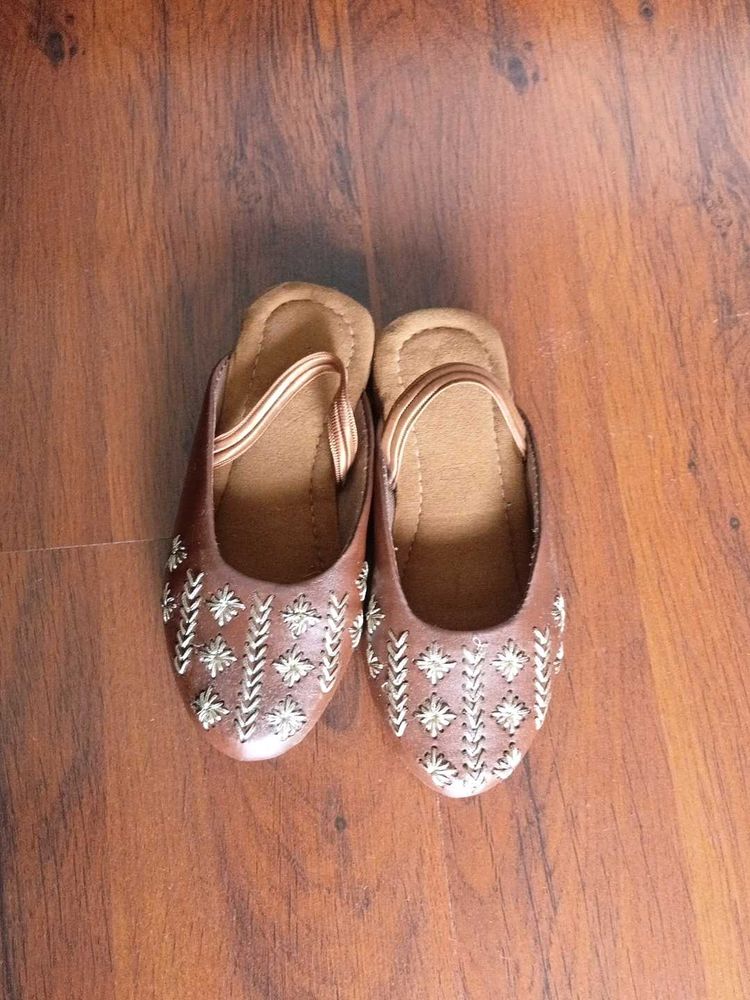 Embroidered Brown Jutti (2-4yrs)