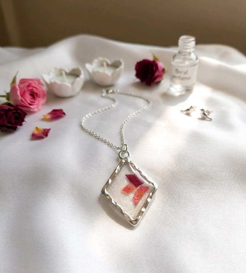 Shimmery Resin Pendant Necklace with Earrings