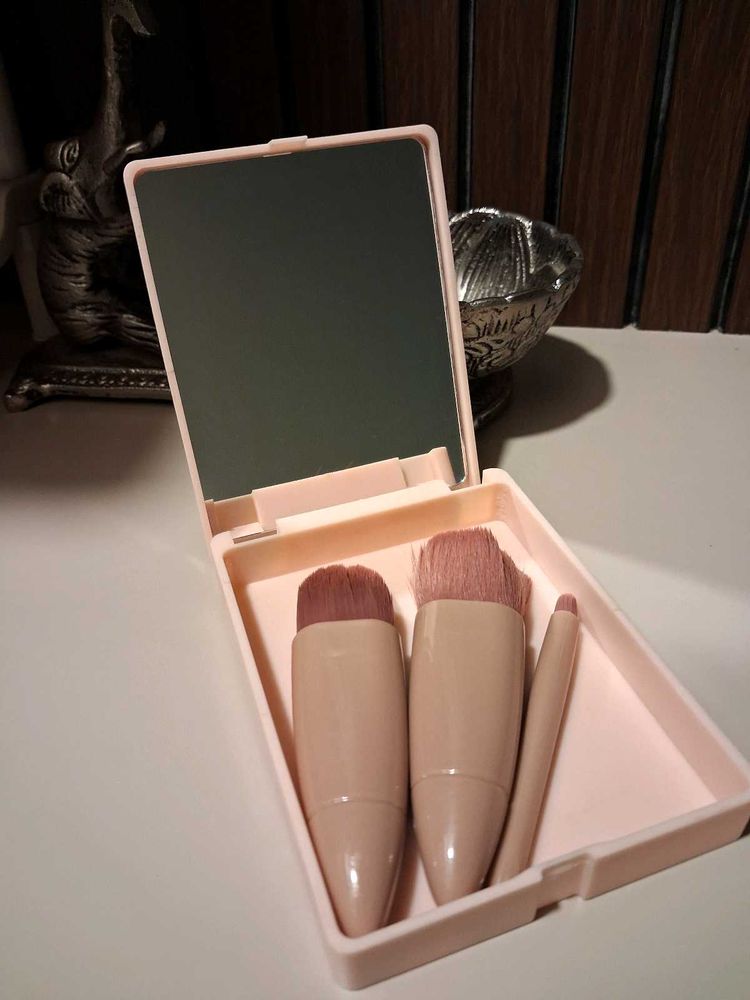 MINISO Makeup brush and mirror kit