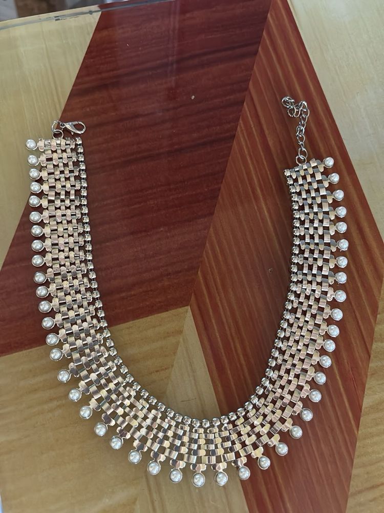 Elegant Pearl and Crystal Necklace