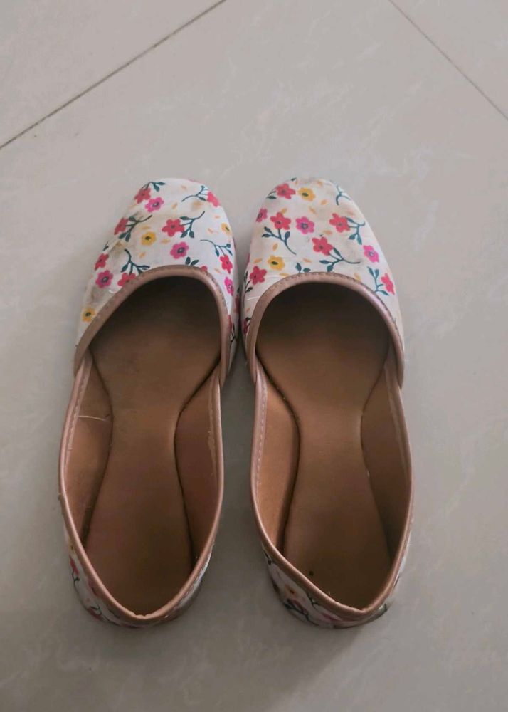 Floral Print Juttis/Mojaris