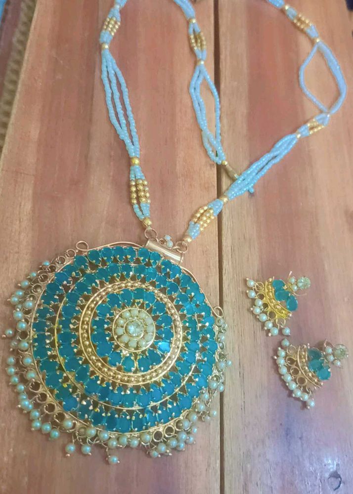 Beautiful stone &amp; pearl studded Jewellery Set