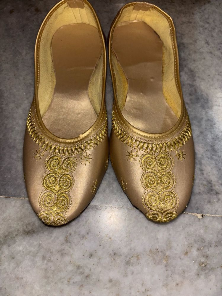 Embroidered Jutti