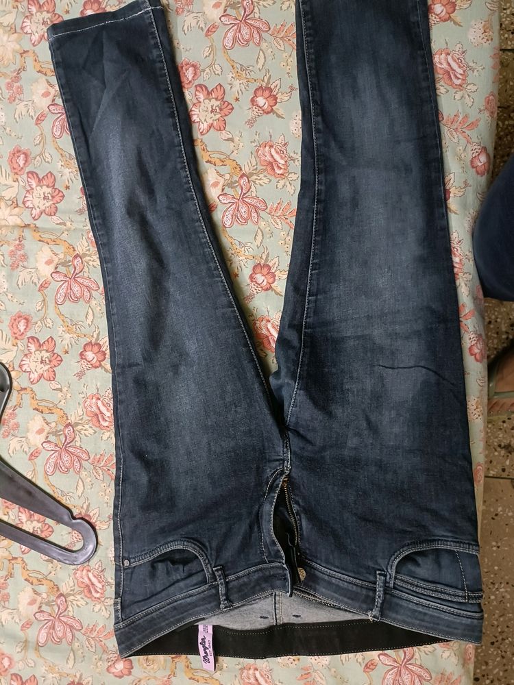 Wrangler Denim Knee Length Jeans/ Capri For Women In 34 Waist