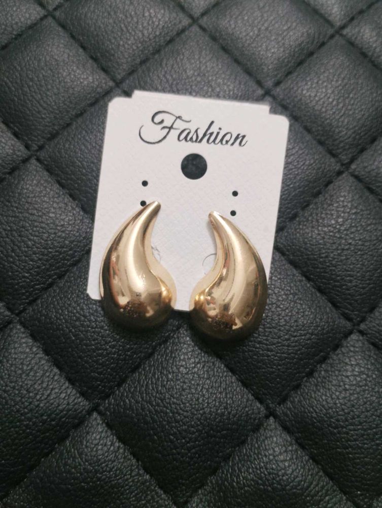set of 3 earrings and 1 freebie too