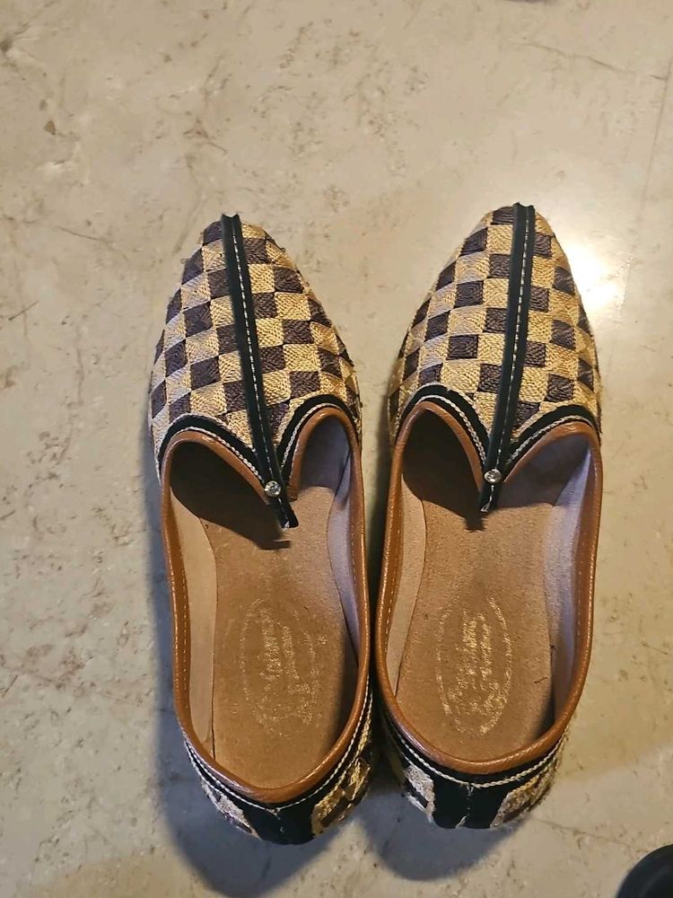 Embroidered Jutti Flats