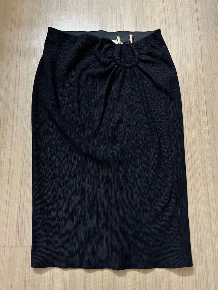 Chic Black Textured Midi Skirt