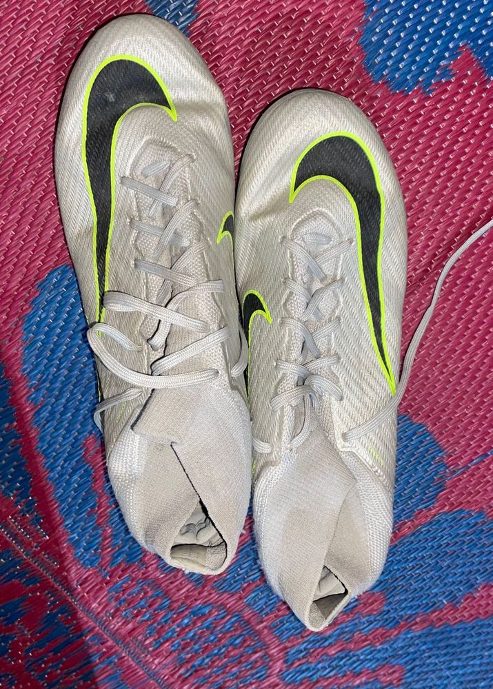NIKE STUDS