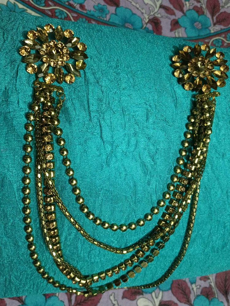 Exquisite Gold Brooch with Dangling Chains