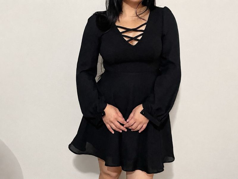 Chic Black Long Sleeve V-Neck Dress