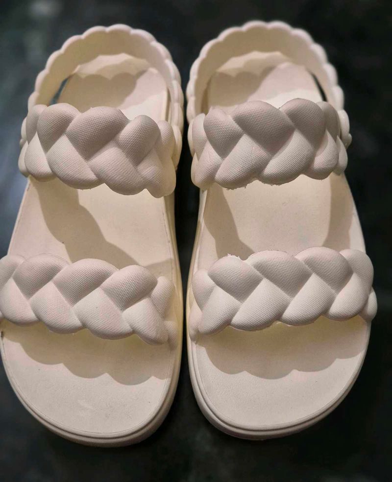 New Women Eva Sandal In Size 6