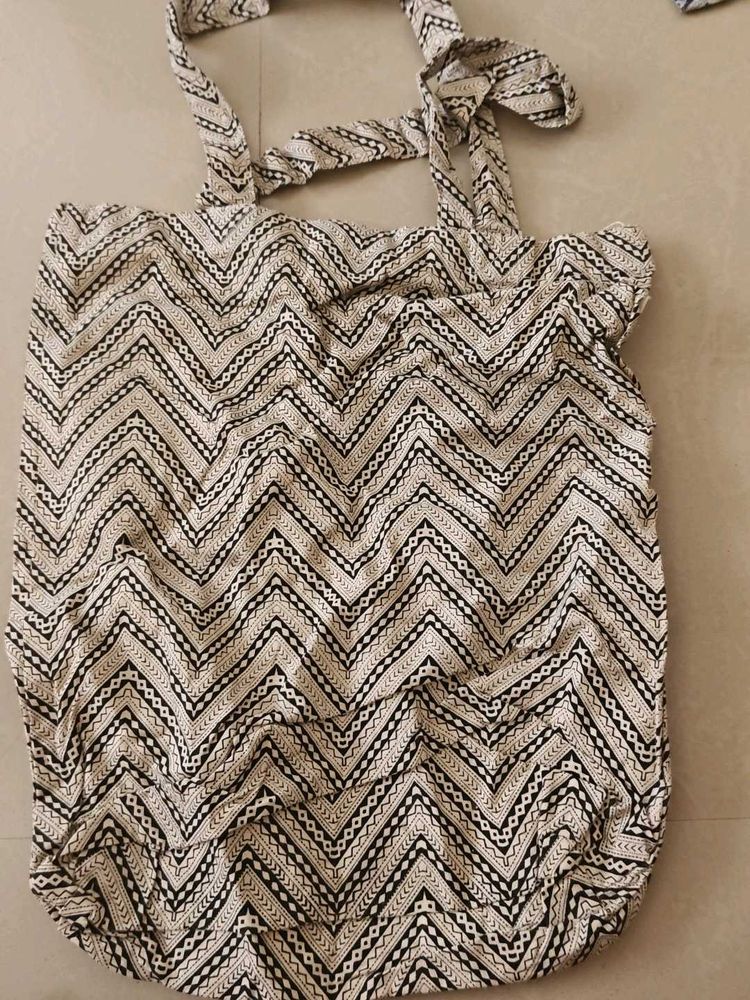 Stylish Chevron Print Tote Bag
