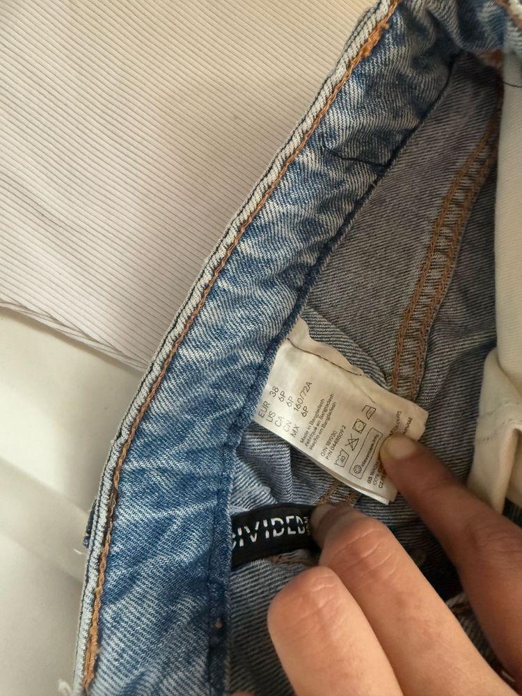 H&amp;M Blue Jeans Size 28