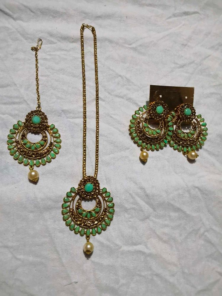Elegant Green Stone Jewellery Set