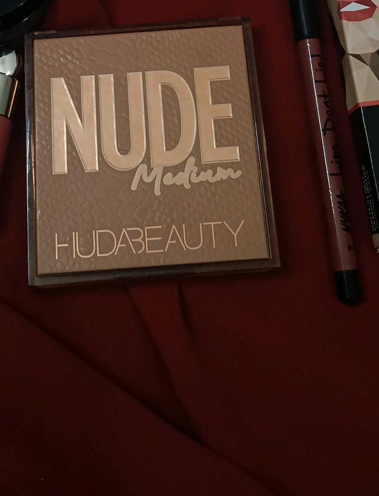 Huda Beauty Nude Medium Eyeshadow Palette