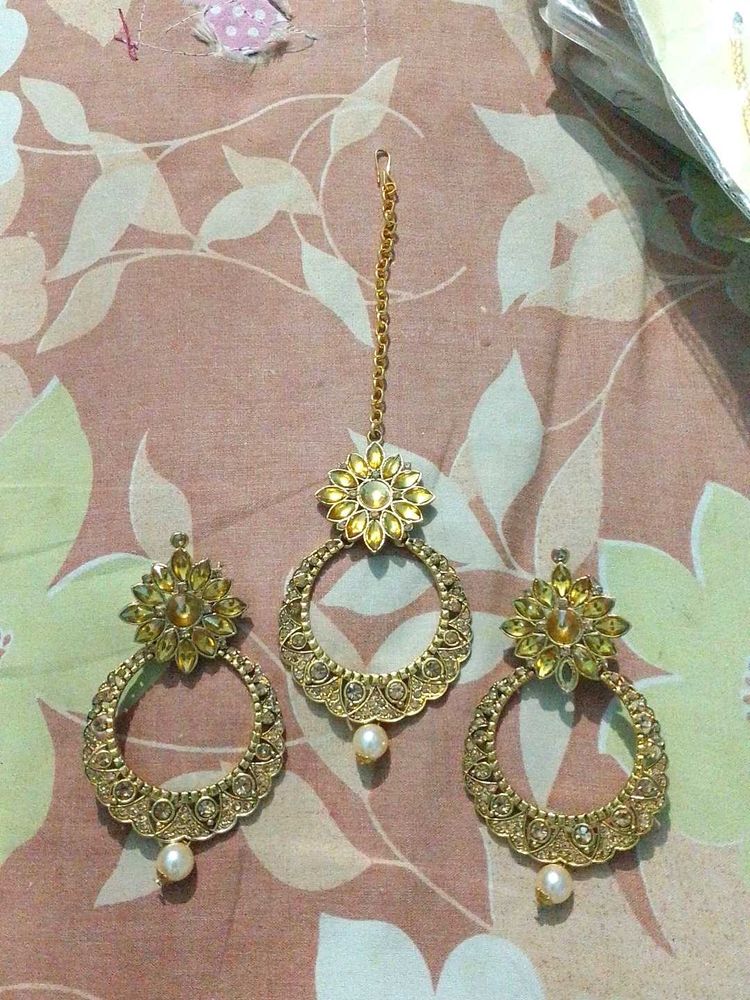 Stunning Gold Toned Maang Tikka &amp; Earrings Set