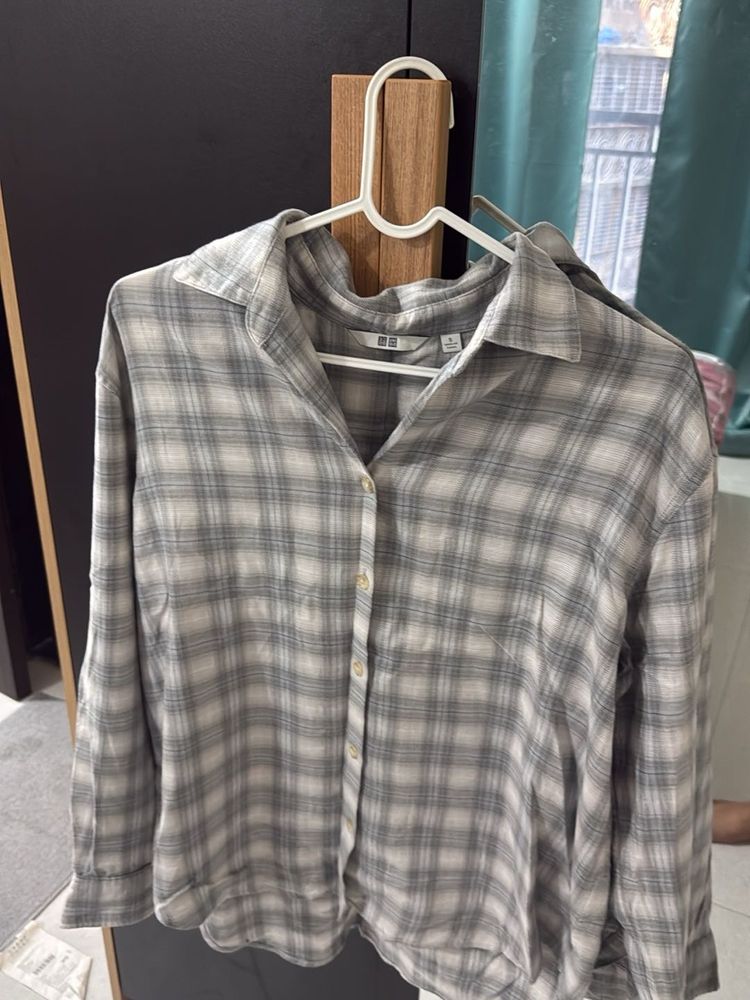 Uniqlo Plaid Button-Up Shirt