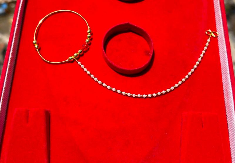 Elegant Gold and Pearl Nose Chain
