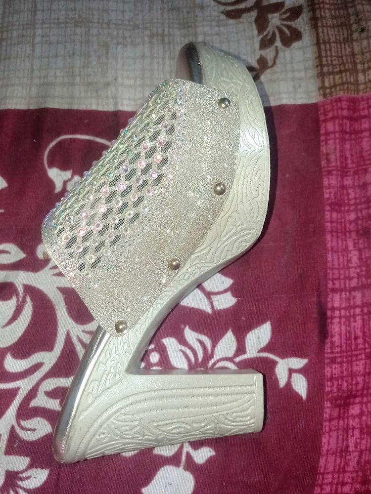 New Stylish Golden Heels Sandal Trend Pattern