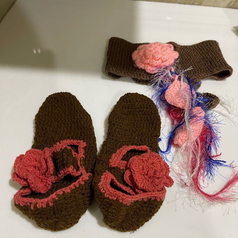 Designer Woollen Neck Band And Socks