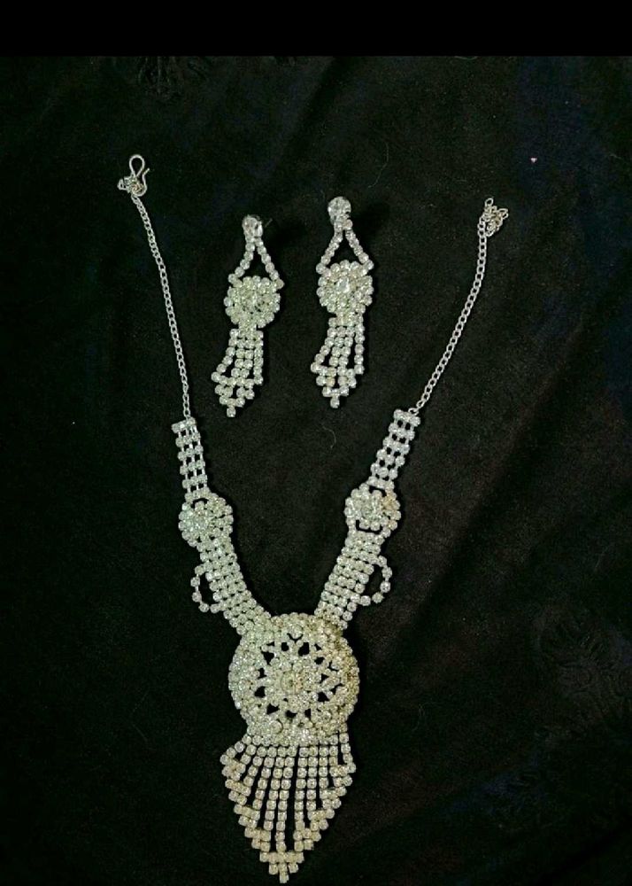 Combo Of 3 AD Necklace And Korean Clips