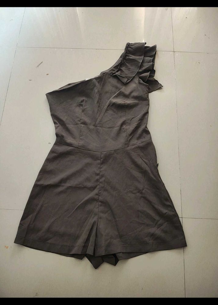Chic One-Shoulder Ruffled Romper