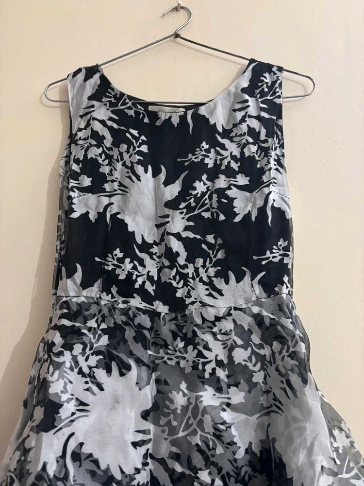 Chic Black &amp; White Floral Dress