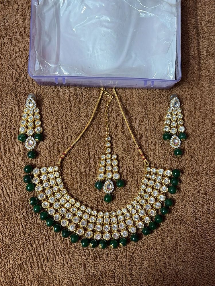 Stunning Emerald &amp; Crystal Necklace Set