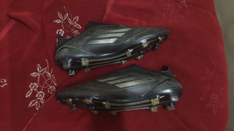Adidas f50 black laceless football studs