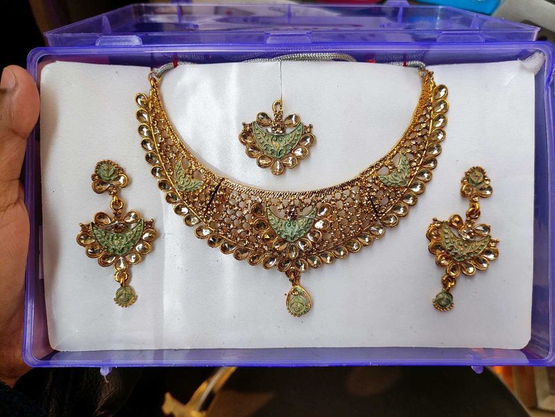 Jewellery Set: Necklace and Earrings