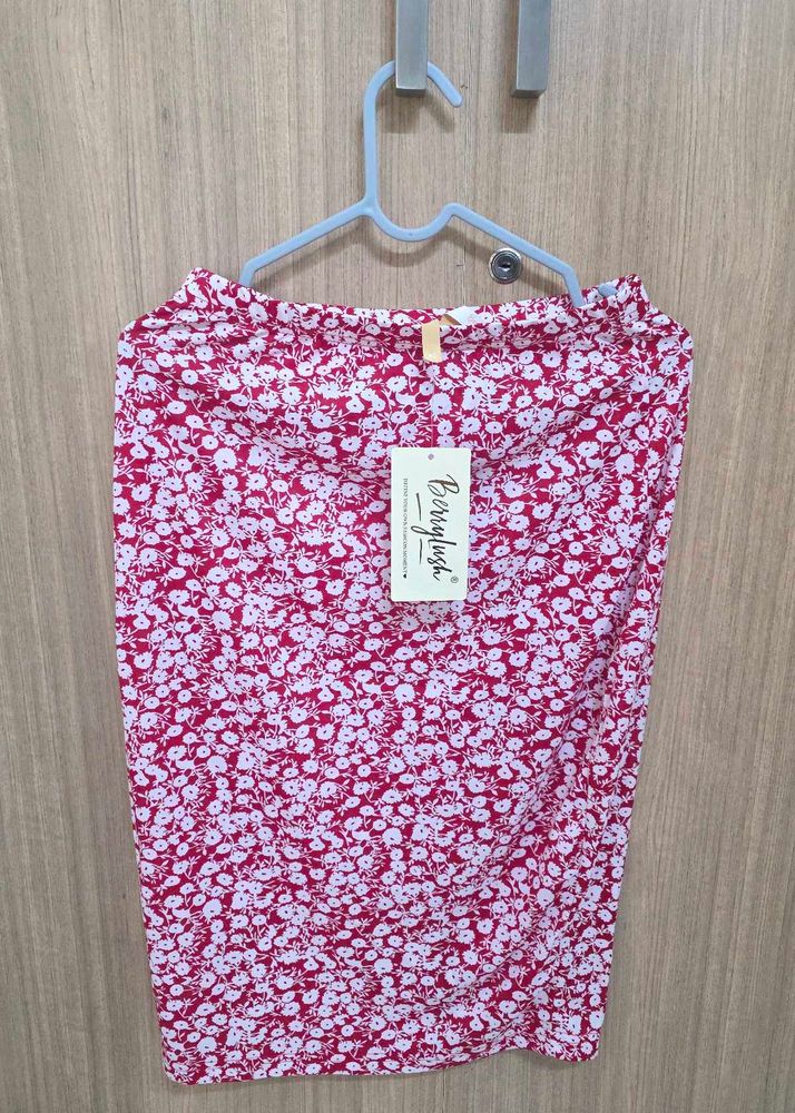 Chic Red Floral Print Mini Skirt