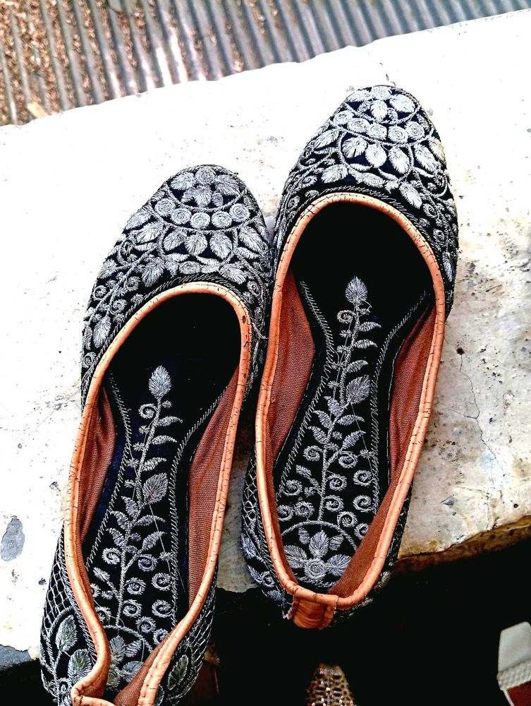 BLACK EMBROIDERY JUTTI/BELLIES🎉