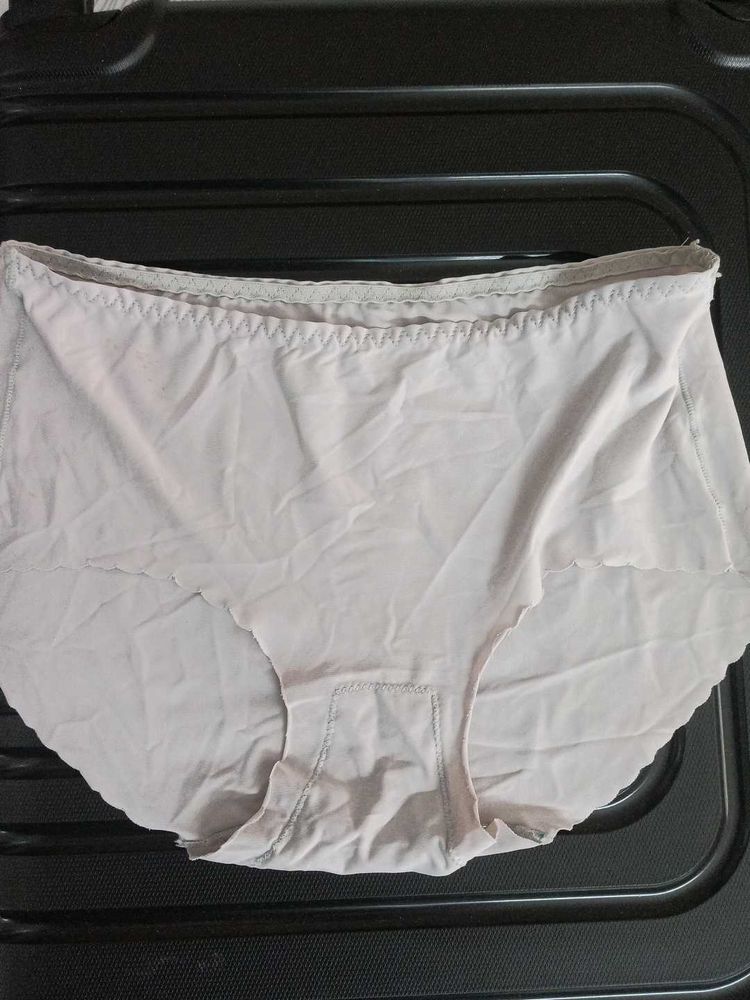 Comfortable &amp; breathable girls silver colour panty