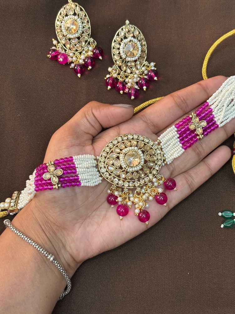 Elegant Gold Maang Tikka with Fuchsia Beads