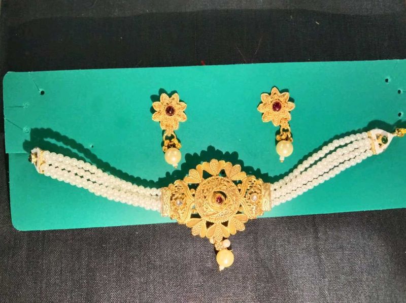 Elegant Pearl and Gold Necklace Set