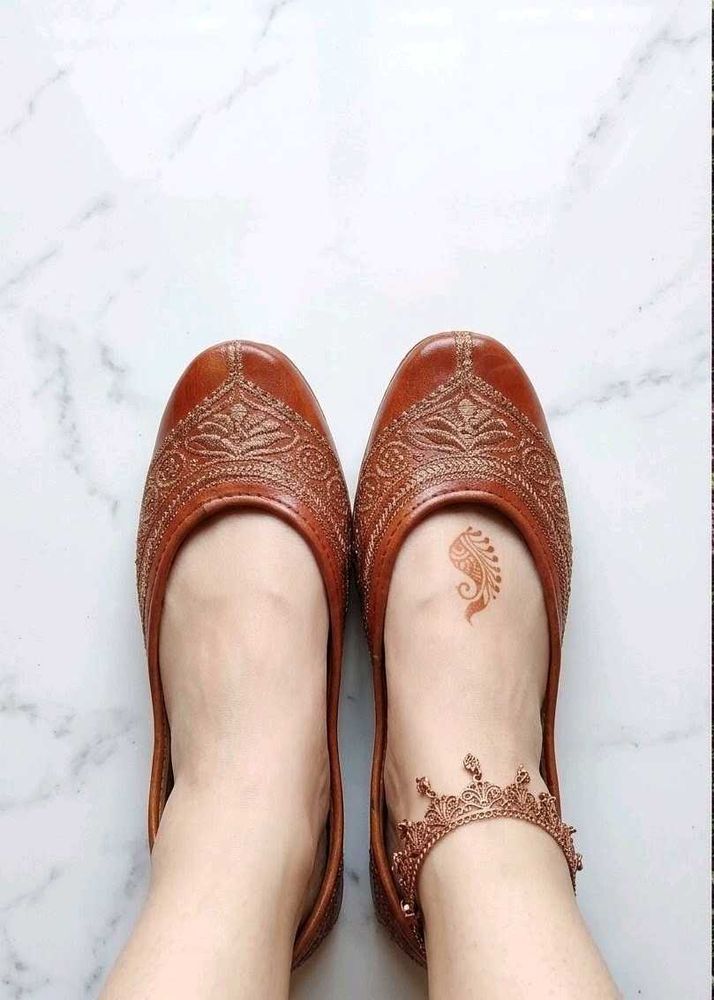 Elegant Embroidered Brown Juttis