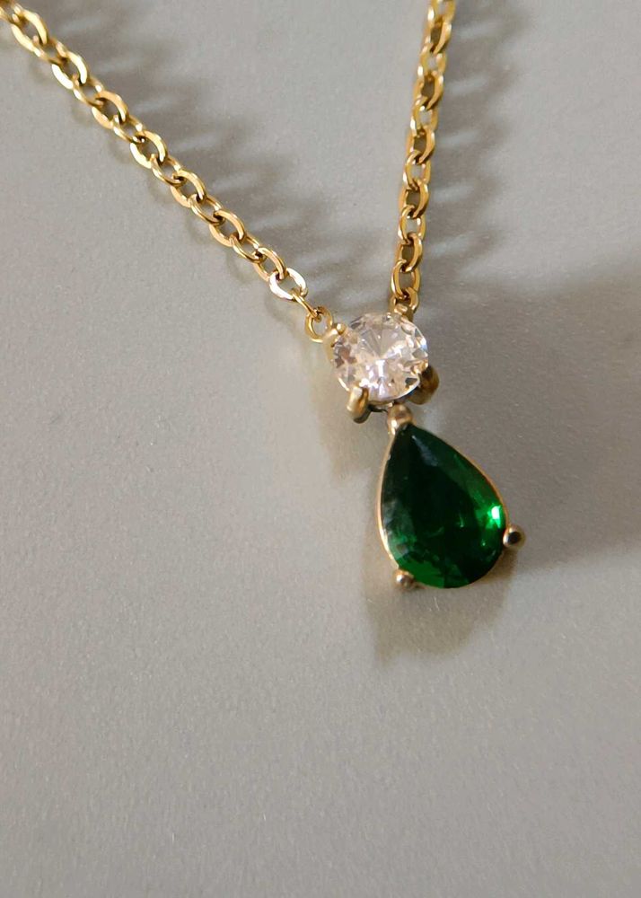 Elegant Emerald &amp; Diamond Penda